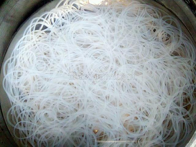 龙口粉丝，先开水冲泡一分钟，能轻轻掐断就行，再过凉水，使其不浊。