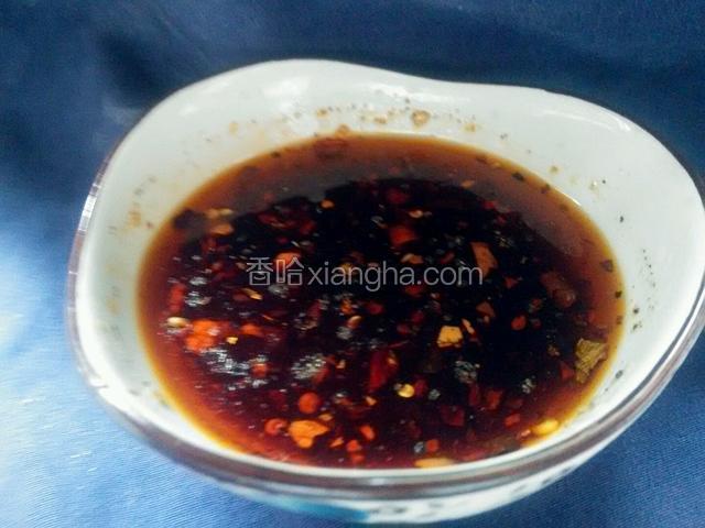 各种小料配制红油汤汁，姜蒜用开水冲汁勾脱。