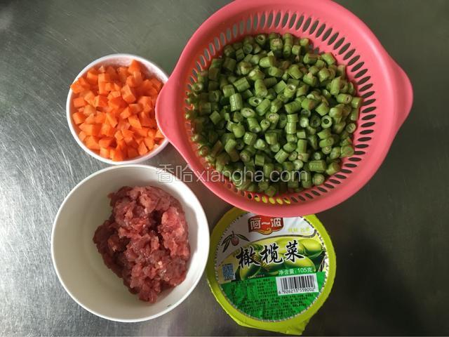 准备好材料，长豆角切去头尾，和红萝卜切成小丁，肉剁成肉末。
