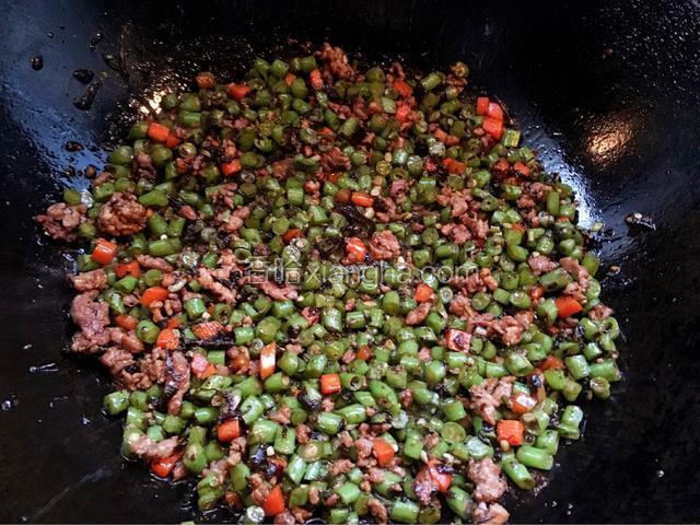 最后放入橄榄菜一起翻炒，再加少许白糖调味，就做好了。