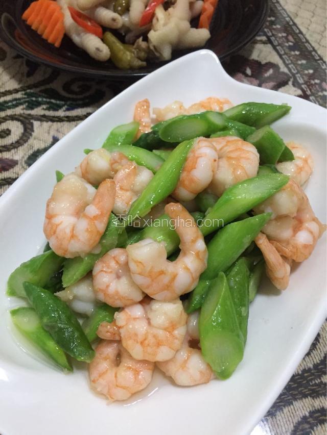 美味营养的芦笋虾仁炒好了