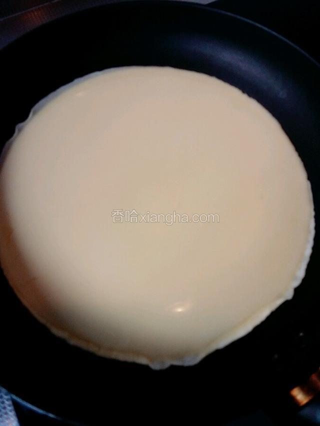 倒入适量蛋液