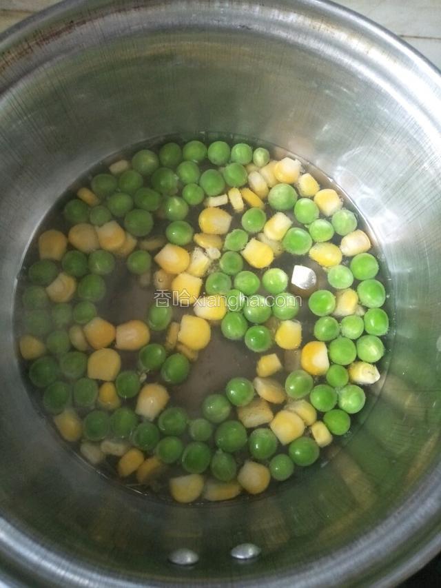 豌豆粒和玉米粒煮断生