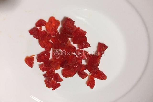 把干果切成碎粒