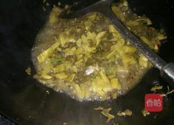 酸菜洋芋蚕豆汤的做法图解5