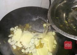 酸菜洋芋蚕豆汤的做法图解7