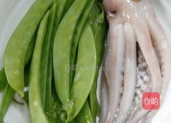 鱿鱼须炒荷兰豆的做法图解1