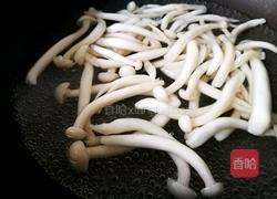 「Cathy边吃边营养」海鲜菇丸子靓汤的做法图解2