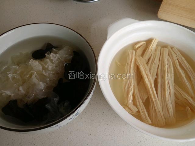 腐竹掰几段，用水泡几个小时。木耳、银耳用水泡好。