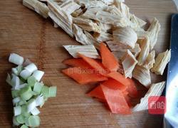 腐竹炒双耳的做法图解2