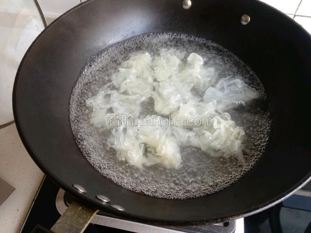 腐竹、木耳、银耳分别用热水焯一下，过凉备用。