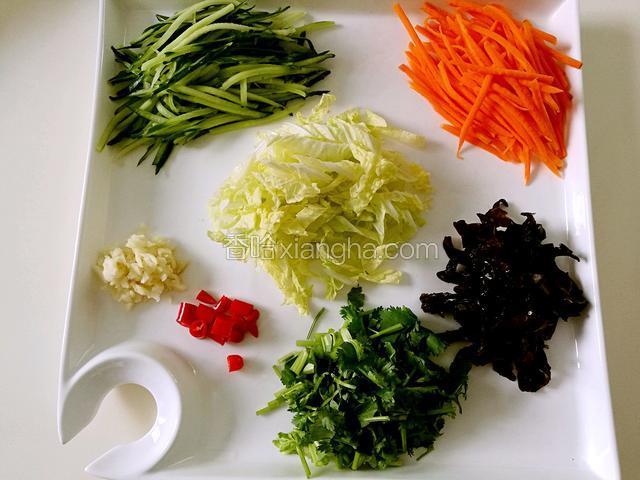 黑木耳泡软后切成丝，胡萝卜去皮擦成丝，黄瓜洗净擦成丝，娃娃菜用叶子的部分，洗净切丝，大蒜，小米椒和香菜切碎备用。  