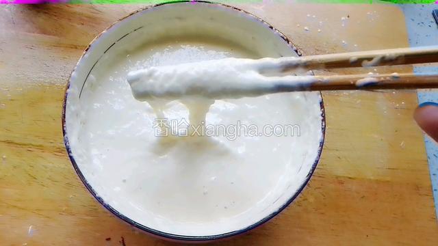 拌匀，如图所示，面糊能挂住筷子即可。