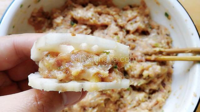两片藕片中塞进肉末。