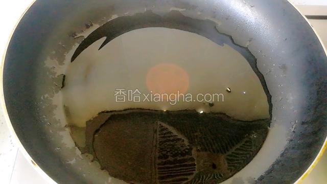 起锅油烧热。