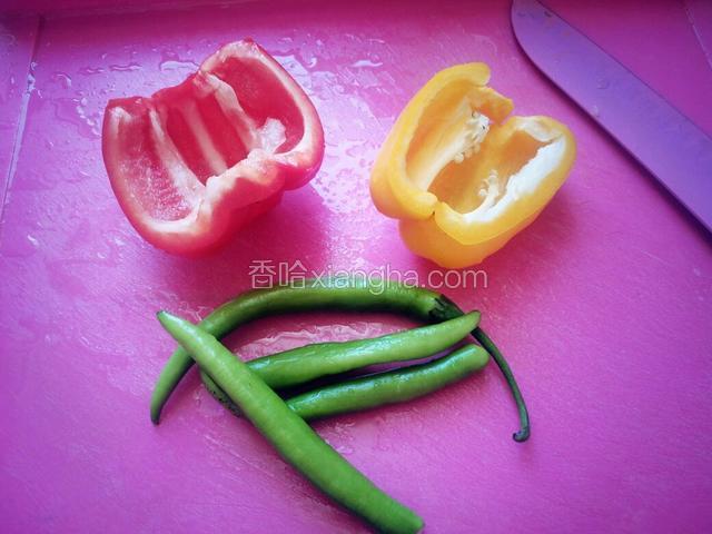 彩椒，绿椒切条备用。