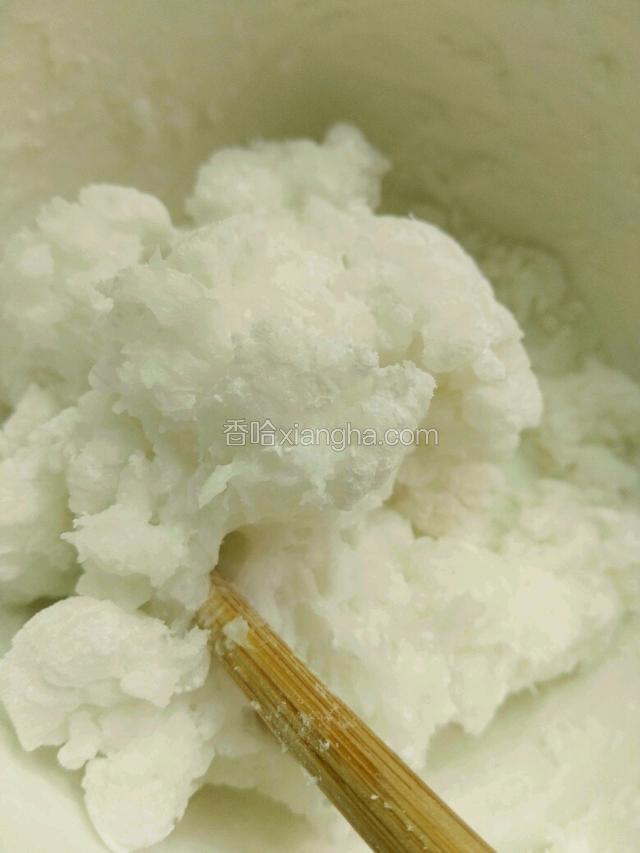 倒入开水一边搅拌成絮状