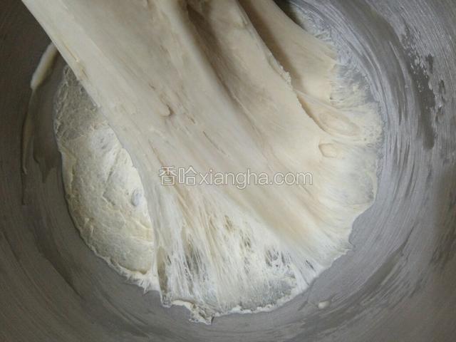 检查发酵好的状态，用手轻轻拉起面团，内部拉丝空洞，伴有甜酒的酸香味道就OK了。