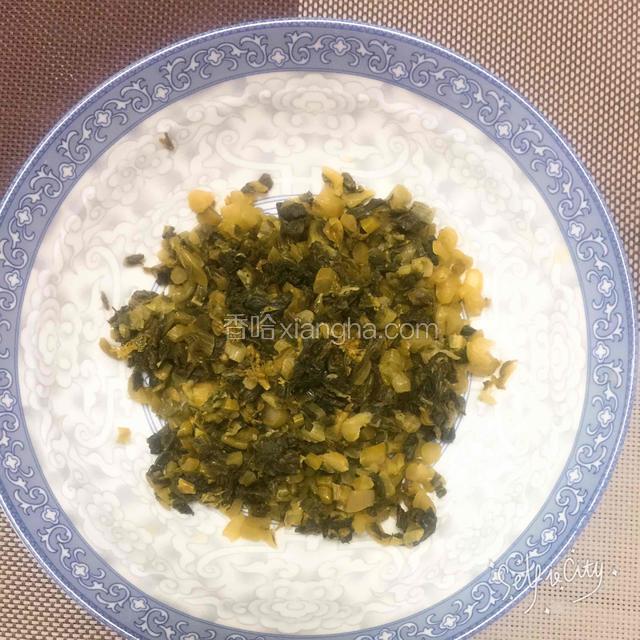 菜苔洗净切碎放大碗里