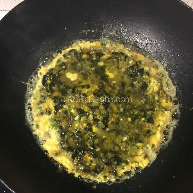 热锅起油倒入打散的鸭蛋菜苔，用小火慢煎再翻面