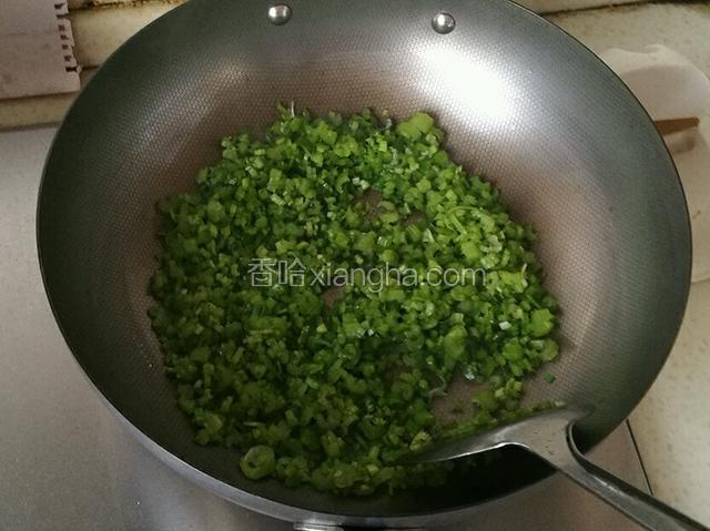 倒入山芹沫，略微翻炒