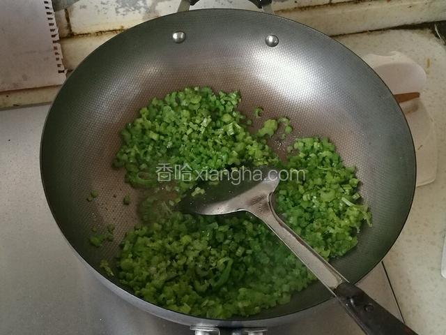 放入盐炒匀
