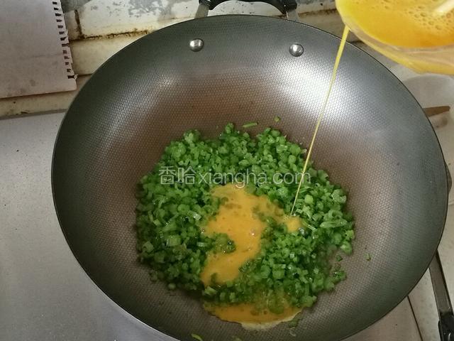 倒入打散的鹅蛋液