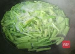老屋私房菜肉炒菠菜梗的做法图解1