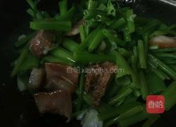 老屋私房菜肉炒菠菜梗的做法图解3