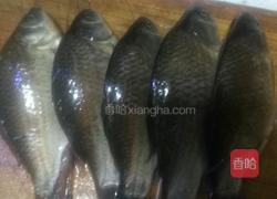 凉拌鲫鱼的做法图解1