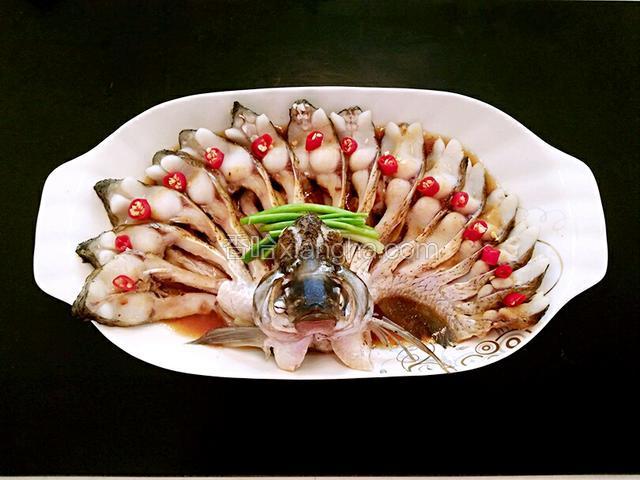 把之前的盘子里的调味料倒掉一半，再到入蒸鱼豉油，辣椒做装饰