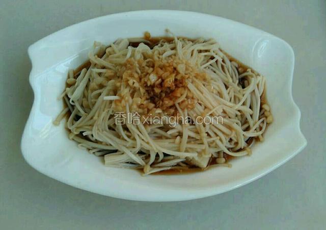淋在金针菇上面。拌匀。