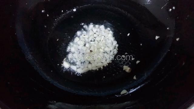 再次倒少许油，倒入蒜末，炒香。