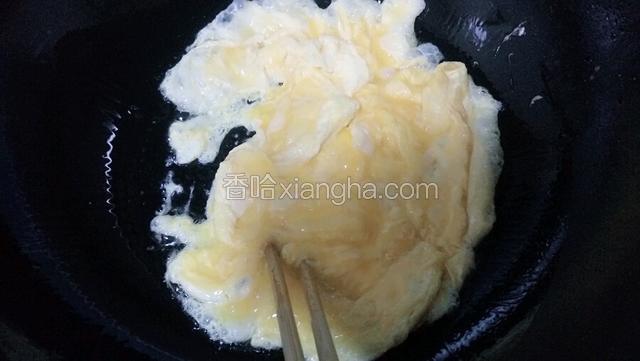 开火，炒锅放油，油热倒入鸡蛋，用筷子搅拌，鸡蛋就直接是碎的。盛出备用。
