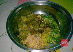 玉米面酸菜馅菜团子的做法图解2