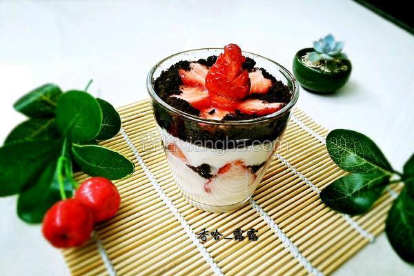 奥利奥草莓酸奶杯