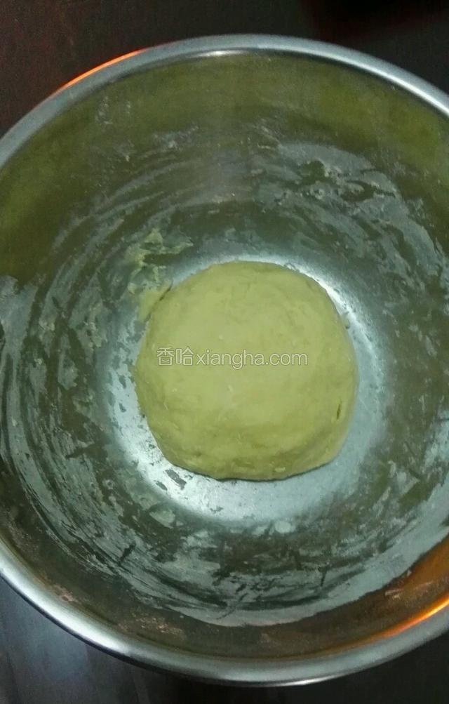 把搅拌好的絮状物揉成面团