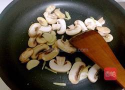 西兰花炒蘑菇的做法图解5