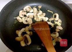 西兰花炒蘑菇的做法图解7