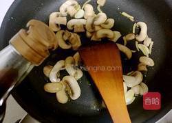 西兰花炒蘑菇的做法图解8