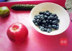 孔雀开屏水果蔬菜拼盘的做法图解1