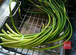 蒜苗炖排骨的做法图解1