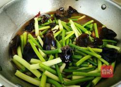 蒜苗炖排骨的做法图解11