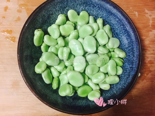 剥出来就大半碗，剥好的蚕豆洗干净控水备用