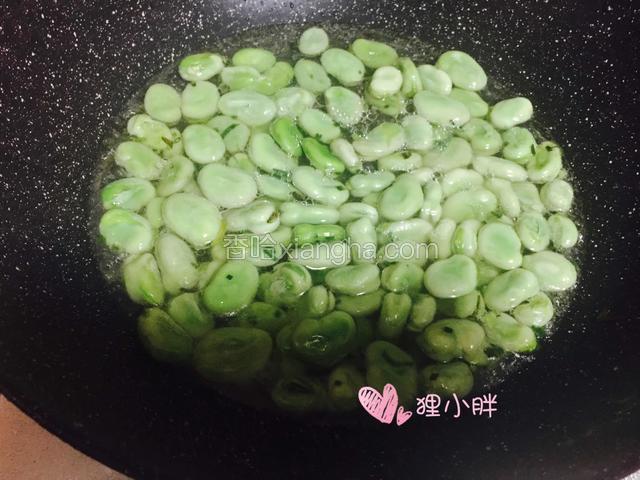 加入适量的水，加入盐焖煮蚕豆，大约煮五分钟