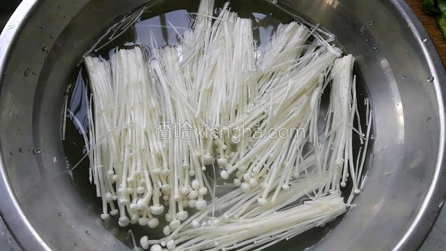 金针菇洗净备用。