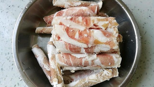 羊肉卷提前拿出来化冻。