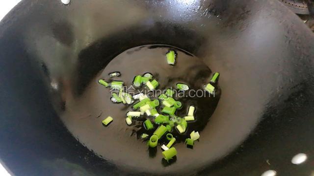 起锅倒油爆香葱末。