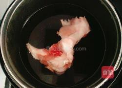 胡萝卜玉米炖筒骨汤的做法图解1