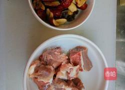 桂圆肉红枣煲猪骨的做法图解1